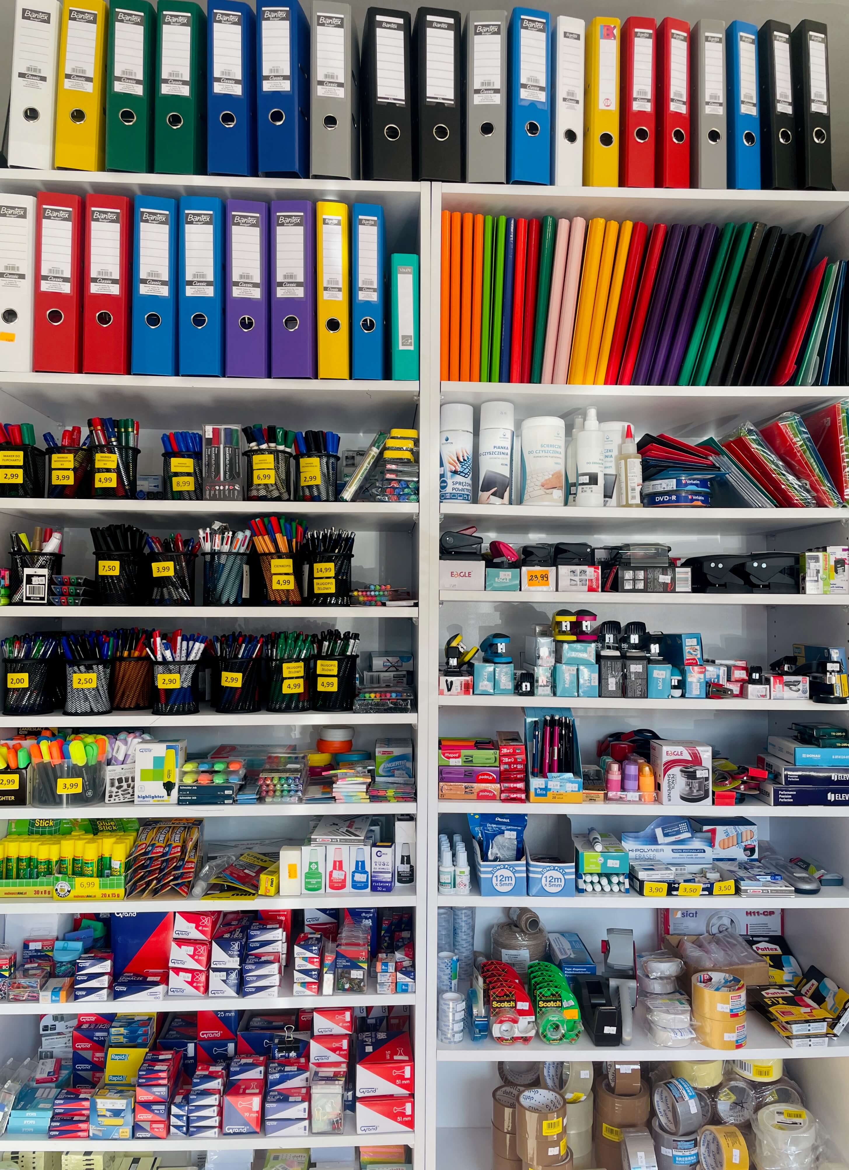 Zapas tonerów na półce